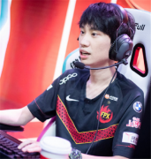 doinb自称是SN选手粉丝，让他回复自己却没人应答，只能苦笑离开 