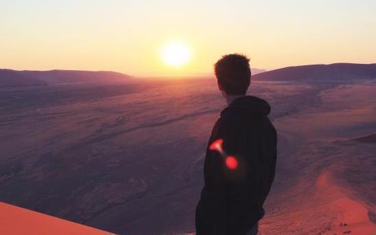 骨子里自卑的人，坚持做这三件事，性格会变得越来越自信