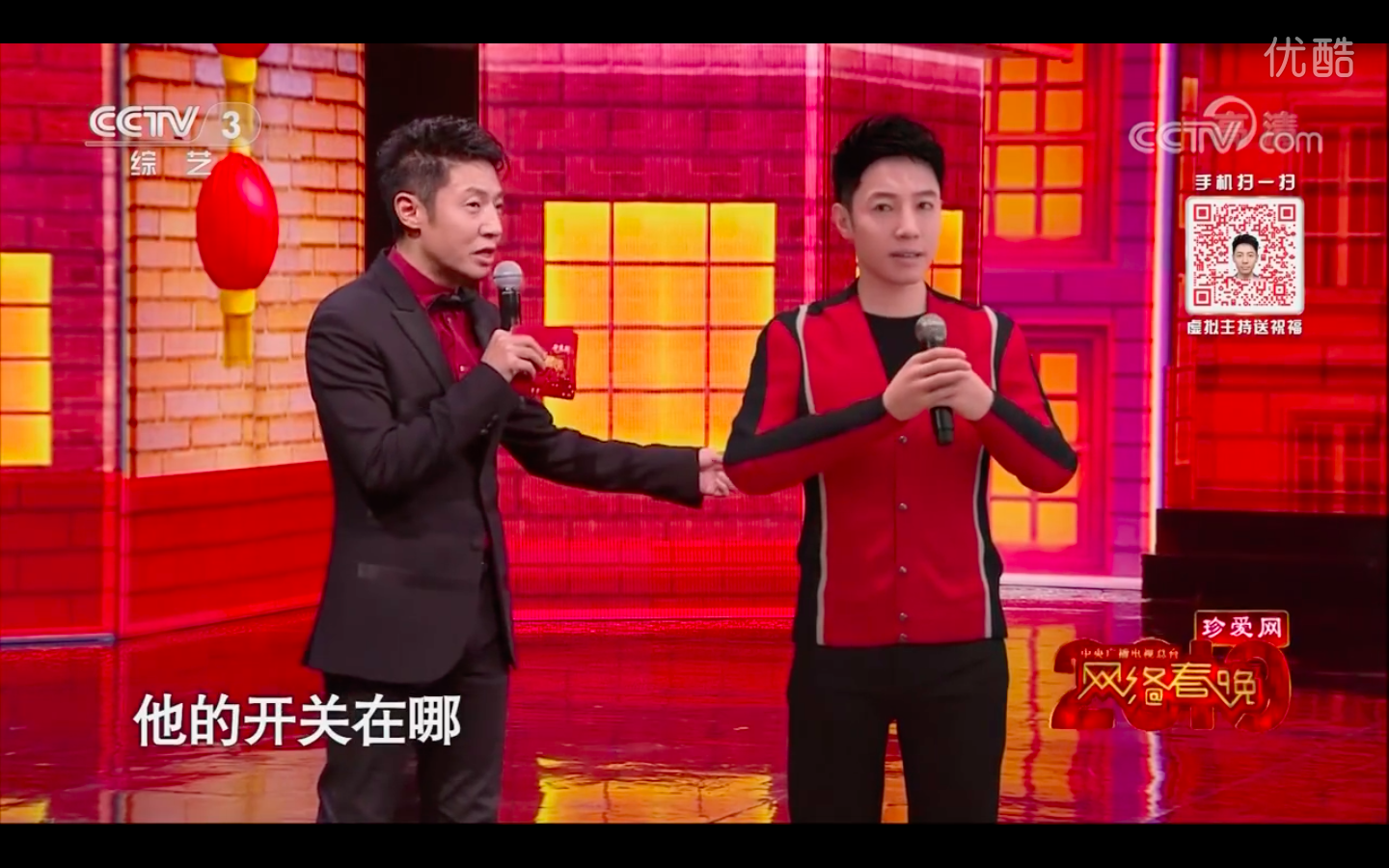 (图：央视主持人撒贝宁与虚拟主持人小小撒同台主持)