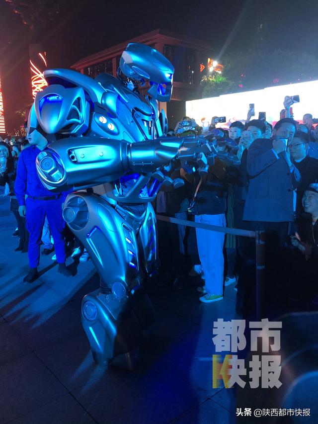 網紅機器人泰坦現身大唐不夜城 會唱歌會跳舞還能與觀眾互動