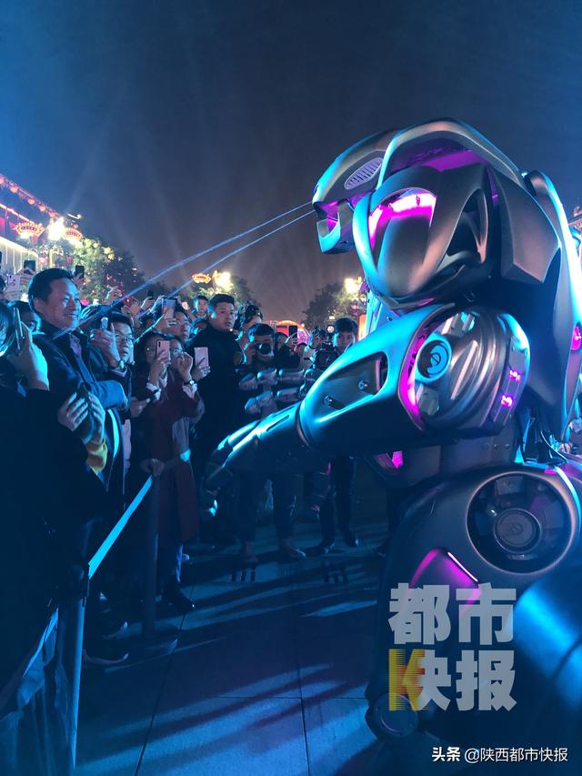 网红机器人泰坦现身大唐不夜城 会唱歌会跳舞还能与观众互动