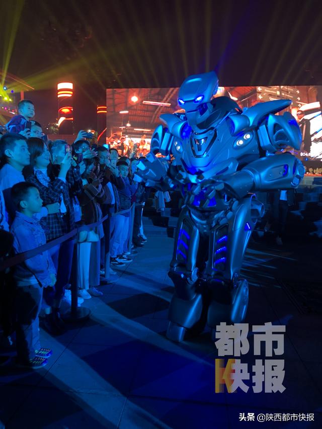 网红机器人泰坦现身大唐不夜城 会唱歌会跳舞还能与观众互动