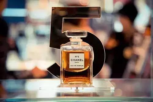 奢侈品文案，把奢侈刻入人心