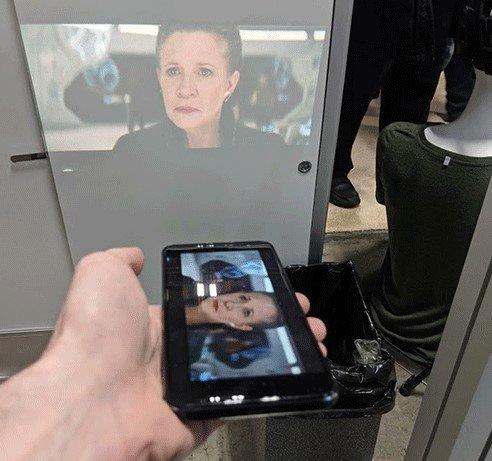 手机还能玩投影？内置投影仪的手机——Moviphone