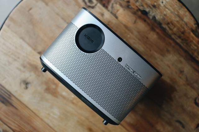 投影仪中的“两大王者”之争：极米H2和坚果J7的差距究竟在哪儿？