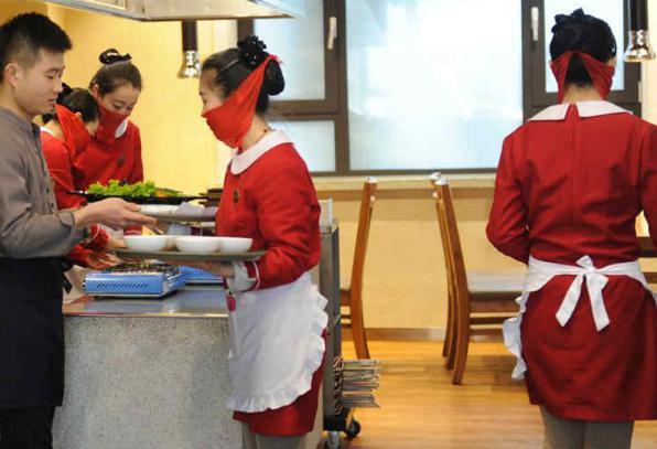 大学生开店成功创业，一年下来能赚小百万