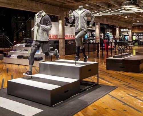 大学生自主创业，连开三家体育用品专卖店