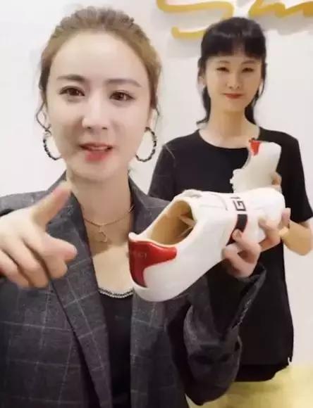 一夜卖货1.5亿的淘宝直播一姐，每月只休一天：努力才是她的天分