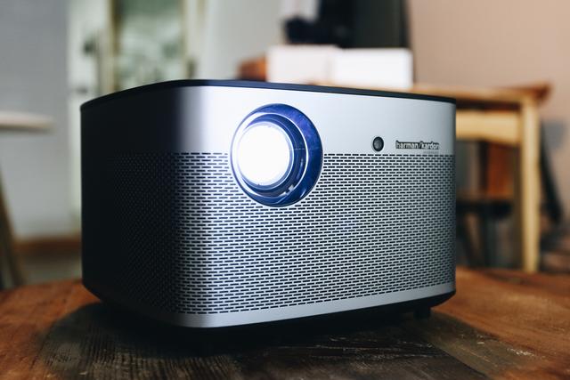 投影仪中的“两大王者”之争：极米H2和坚果J7的差距究竟在哪儿？