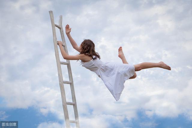 朱广权第一次直播带货4000万：要勇于尝试，是年轻人最大的错觉