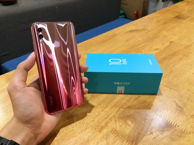 荣耀10青春版上手评测：最潮渐变千元机，性价比再度突破