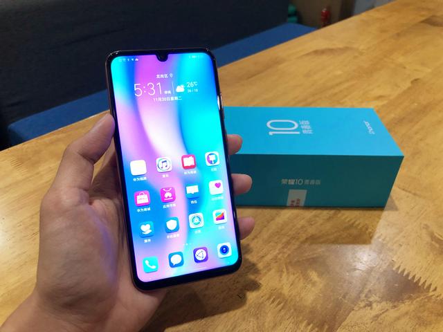 荣耀10青春版上手评测：最潮渐变千元机，性价比再度突破