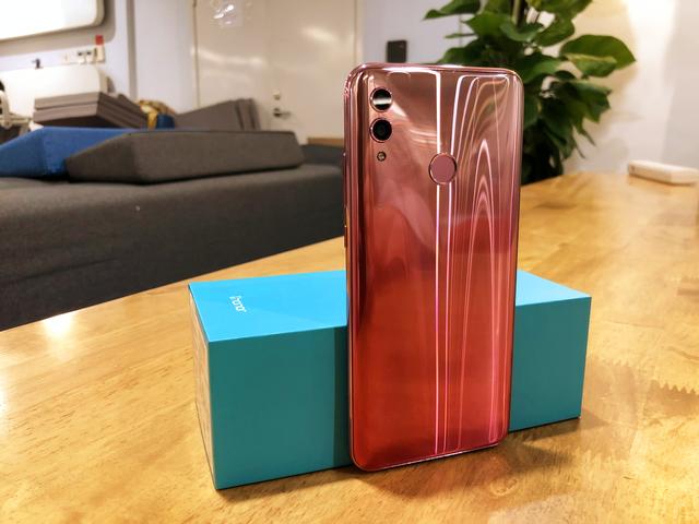 荣耀10青春版上手评测：最潮渐变千元机，性价比再度突破