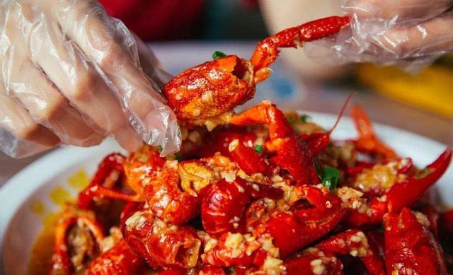 小龙虾免费吃背后的套路！1月内锁销8000人，老板净赚200万