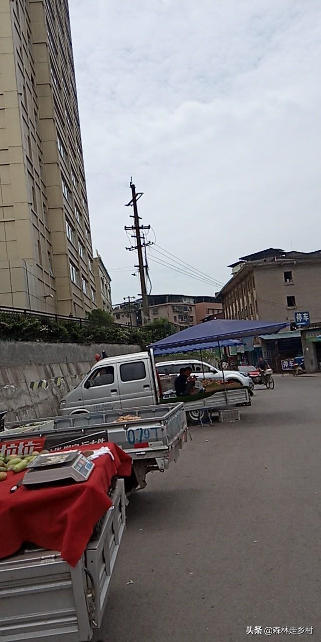 开小货车卖水果的流动摊贩很挣钱吗？