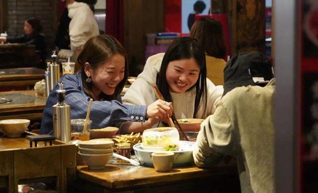 餐厅一个菜只卖一块钱，别人都笑老板要赔本，其实老板赚翻了