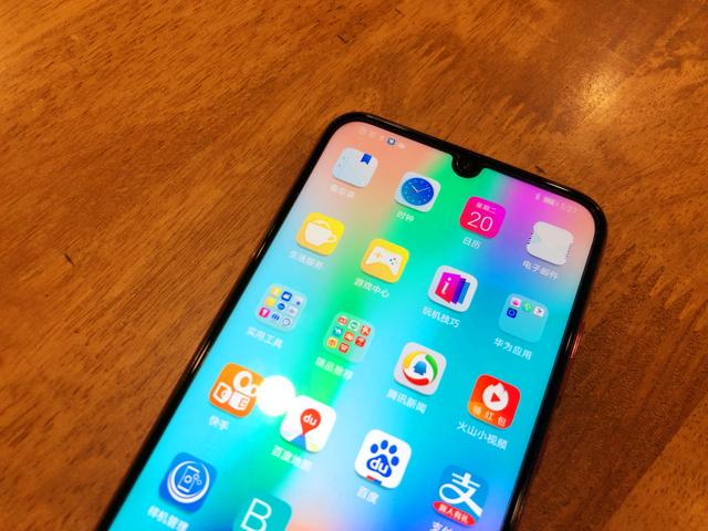 荣耀10青春版上手评测：最潮渐变千元机，性价比再度突破