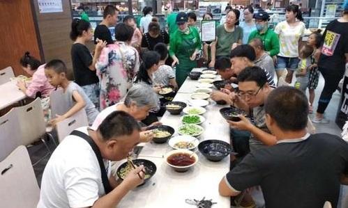 投资十万开餐饮店，只用一个月收回全部投资，生意火爆
