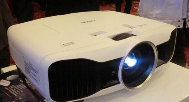 现在家庭，投影机和液晶电视选哪个？