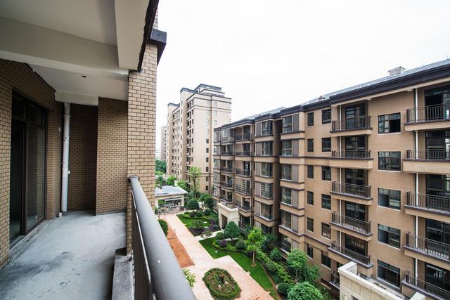 “是租金把我们干倒了！”实体店慢慢倒闭的原因，租金还是电商？