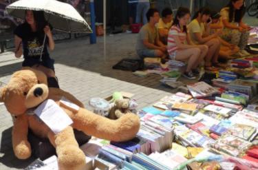 大学生在校开店售卖二手物品，现今月收入达到近4万元