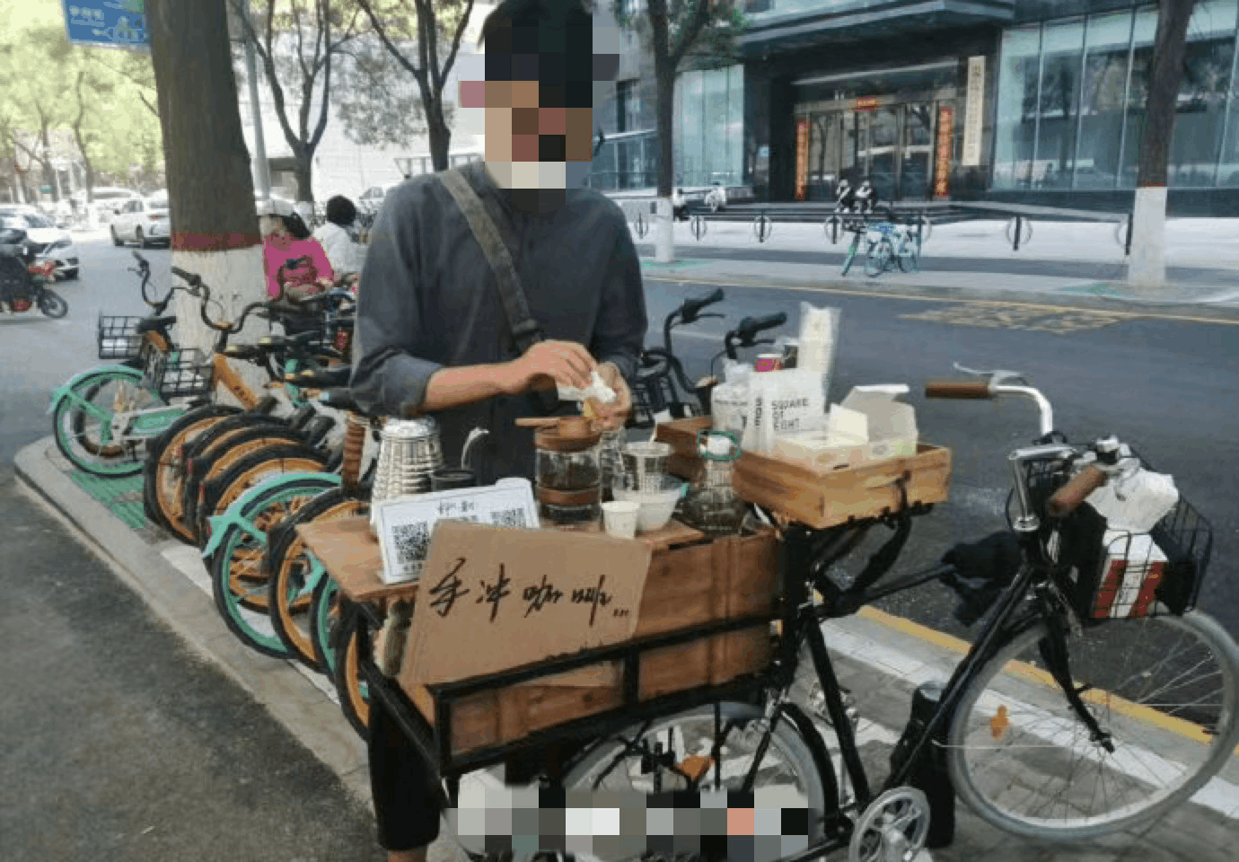 我昨天摆夜市卖柠檬水，1晚上赚了小六百