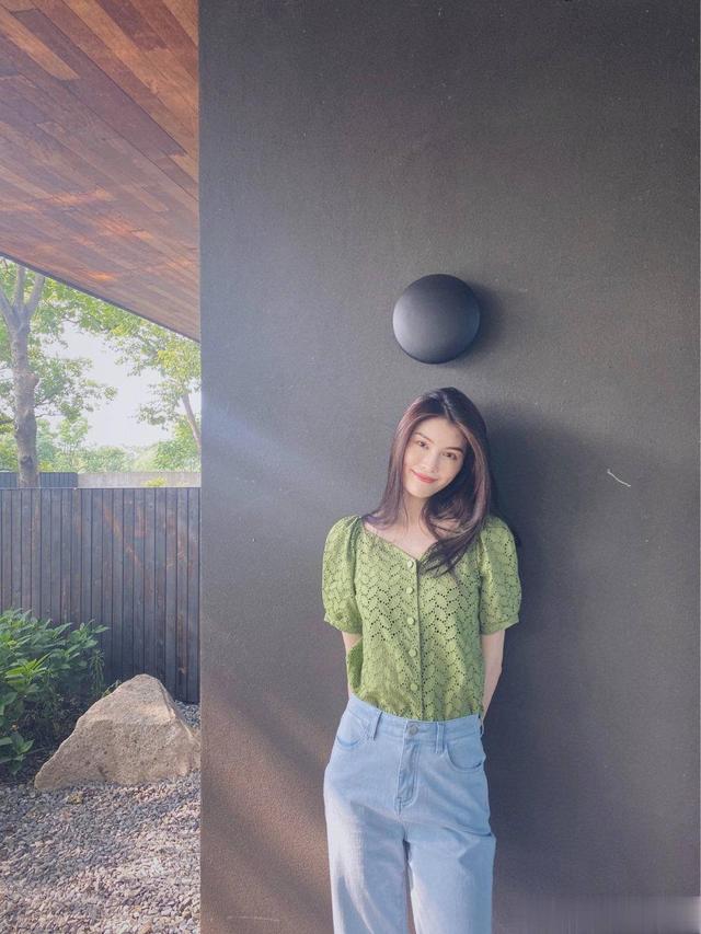 何穗的夏日穿搭真绝！绿色上衣搭配牛仔裤，气质超模也可以这么甜