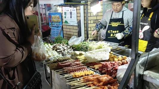 小伙分享摆地摊经验，看似丢人但月收入很可观，在农村适合做