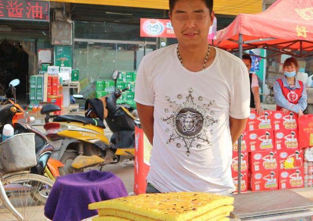 小伙分享摆地摊经验，看似丢人但月收入很可观，在农村适合做