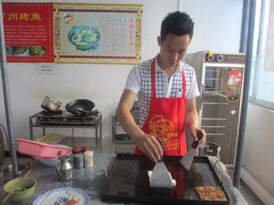 2017年一个男人摆摊卖什么小吃好