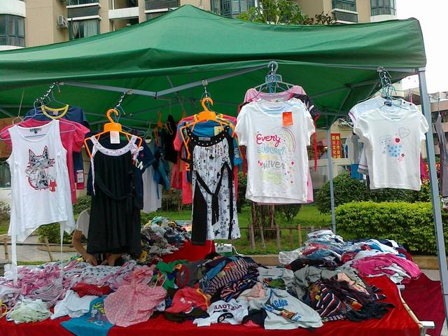 摆地摊卖童装第三天，农村赶集摆摊卖童装是我创业的起点