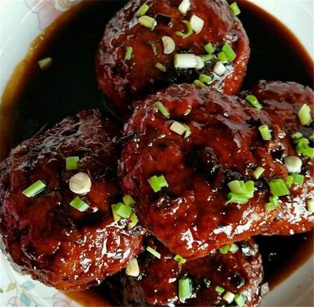 阿姨小学门口卖“它”，2块1个放学一会儿就卖完了，小孩都爱吃