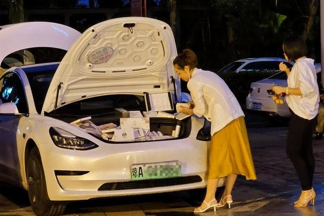 开车去摆地摊，看看这些小哥哥小姐姐都卖的啥，你猜能挣钱吗？