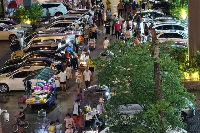 开车去摆地摊，看看这些小哥哥小姐姐都卖的啥，你猜能挣钱吗？