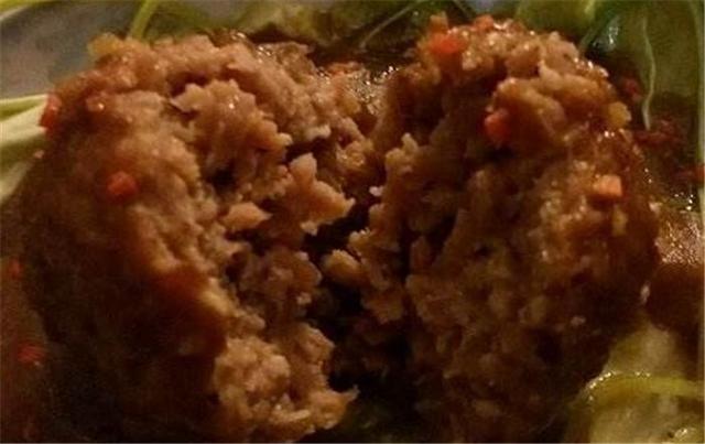 阿姨小学门口卖“它”，2块1个放学一会儿就卖完了，小孩都爱吃