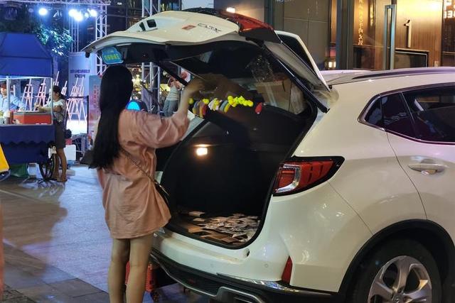 开车去摆地摊，看看这些小哥哥小姐姐都卖的啥，你猜能挣钱吗？