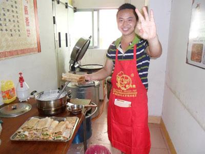 男人摆摊卖什么小吃好？简单适合一个人摆摊的小吃项目