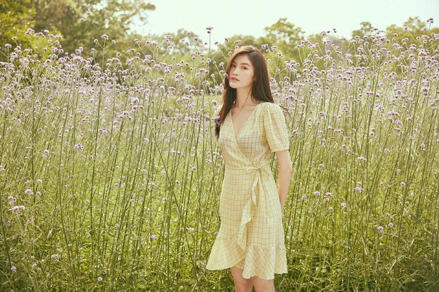 何穗的夏日穿搭真绝！绿色上衣搭配牛仔裤，气质超模也可以这么甜