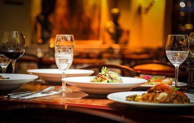 餐厅一直红火的秘密：一元吃特价菜，拴住顾客持续消费