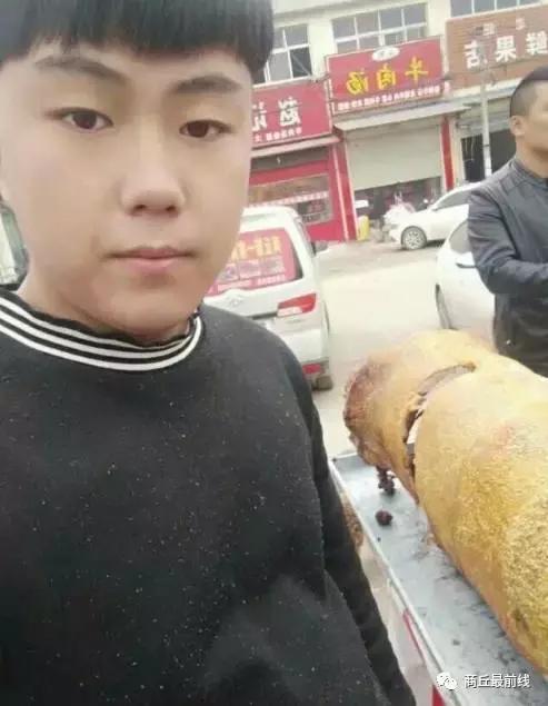 商丘小伙310农贸市场摆摊儿，一个月挣30000多 人家咋干的？！