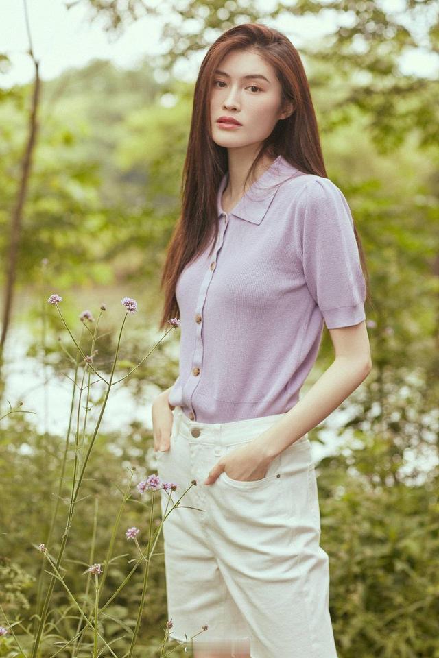 何穗的夏日穿搭真绝！绿色上衣搭配牛仔裤，气质超模也可以这么甜