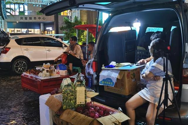 开车去摆地摊，看看这些小哥哥小姐姐都卖的啥，你猜能挣钱吗？