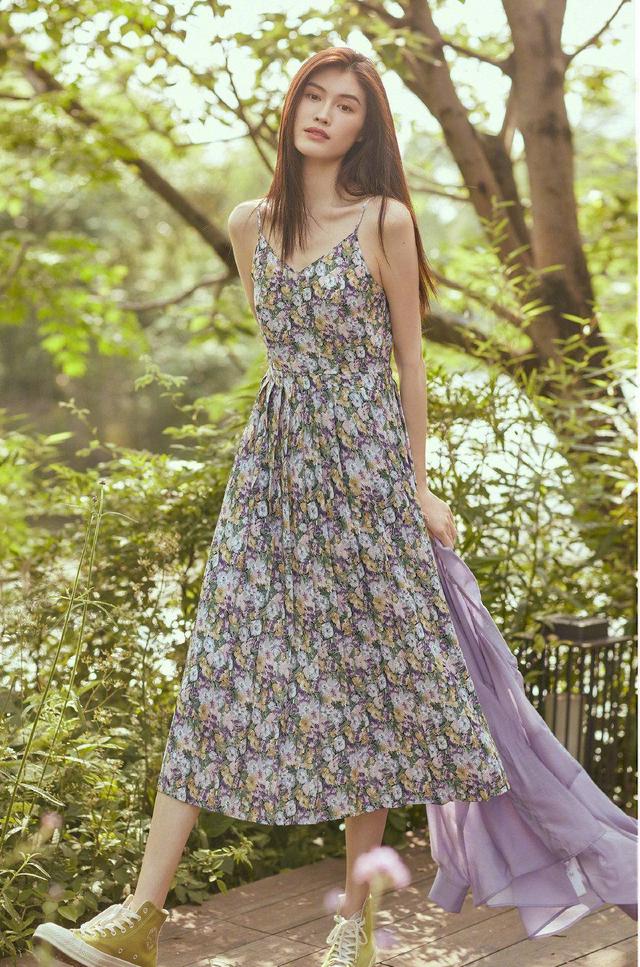 何穗的夏日穿搭真绝！绿色上衣搭配牛仔裤，气质超模也可以这么甜