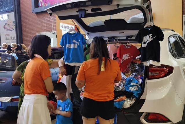 开车去摆地摊，看看这些小哥哥小姐姐都卖的啥，你猜能挣钱吗？