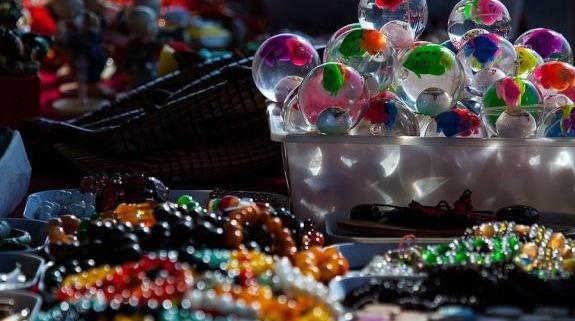 新手如何摆地摊，学会这八招，通过摆地摊赚第一桶金