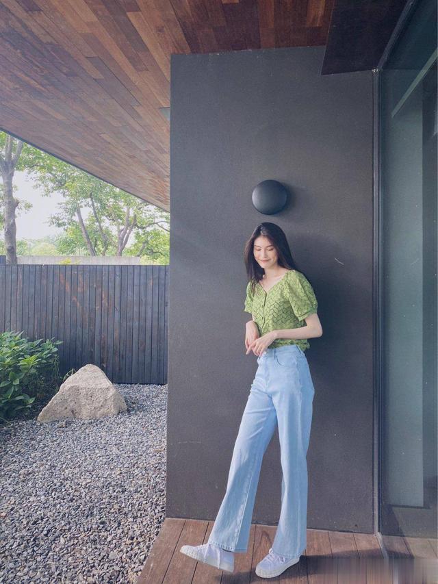 何穗的夏日穿搭真绝！绿色上衣搭配牛仔裤，气质超模也可以这么甜