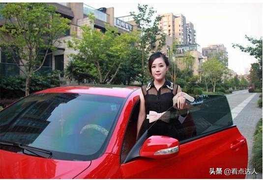 新手摆地摊卖什么好？90后小伙只送不卖月入过万生意经