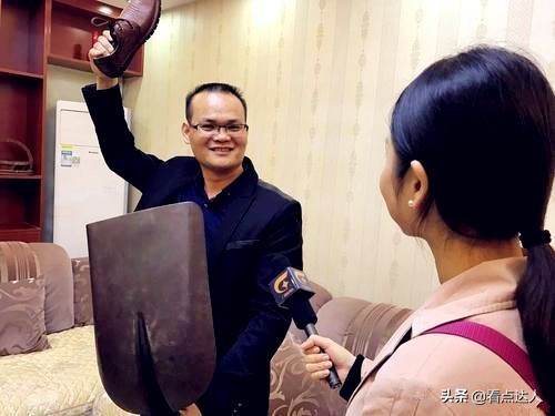 新手摆地摊卖什么好？90后小伙只送不卖月入过万生意经