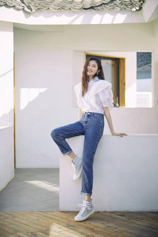何穗的夏日穿搭真绝！绿色上衣搭配牛仔裤，气质超模也可以这么甜