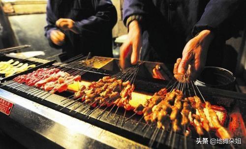 摆地摊卖什么赚钱？地摊10年经验告诉你，如何选摆摊项目